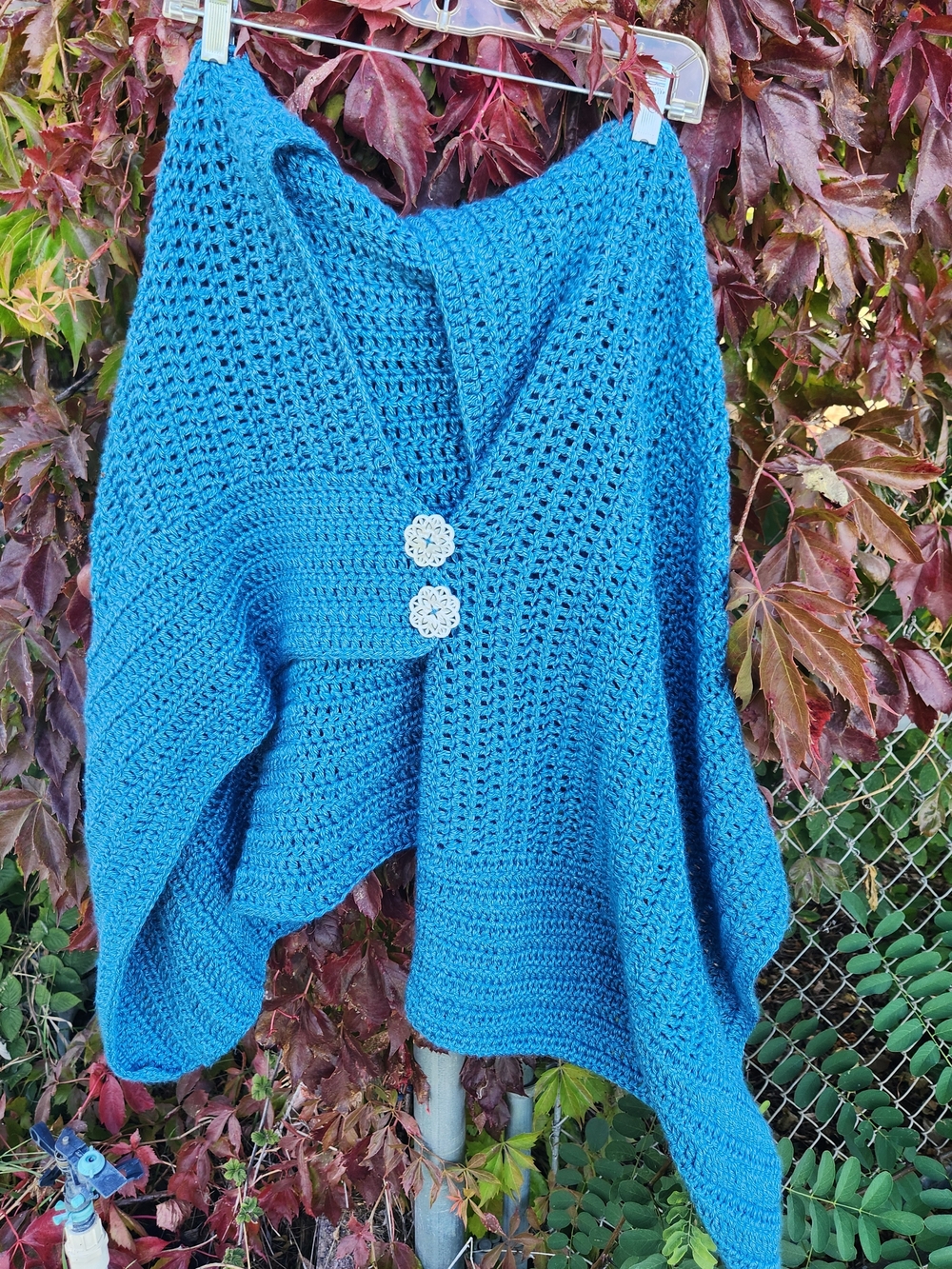 Vintage Teal Blue Crochet Poncho Capelet Carved Mother of Pearl Shell Buttons